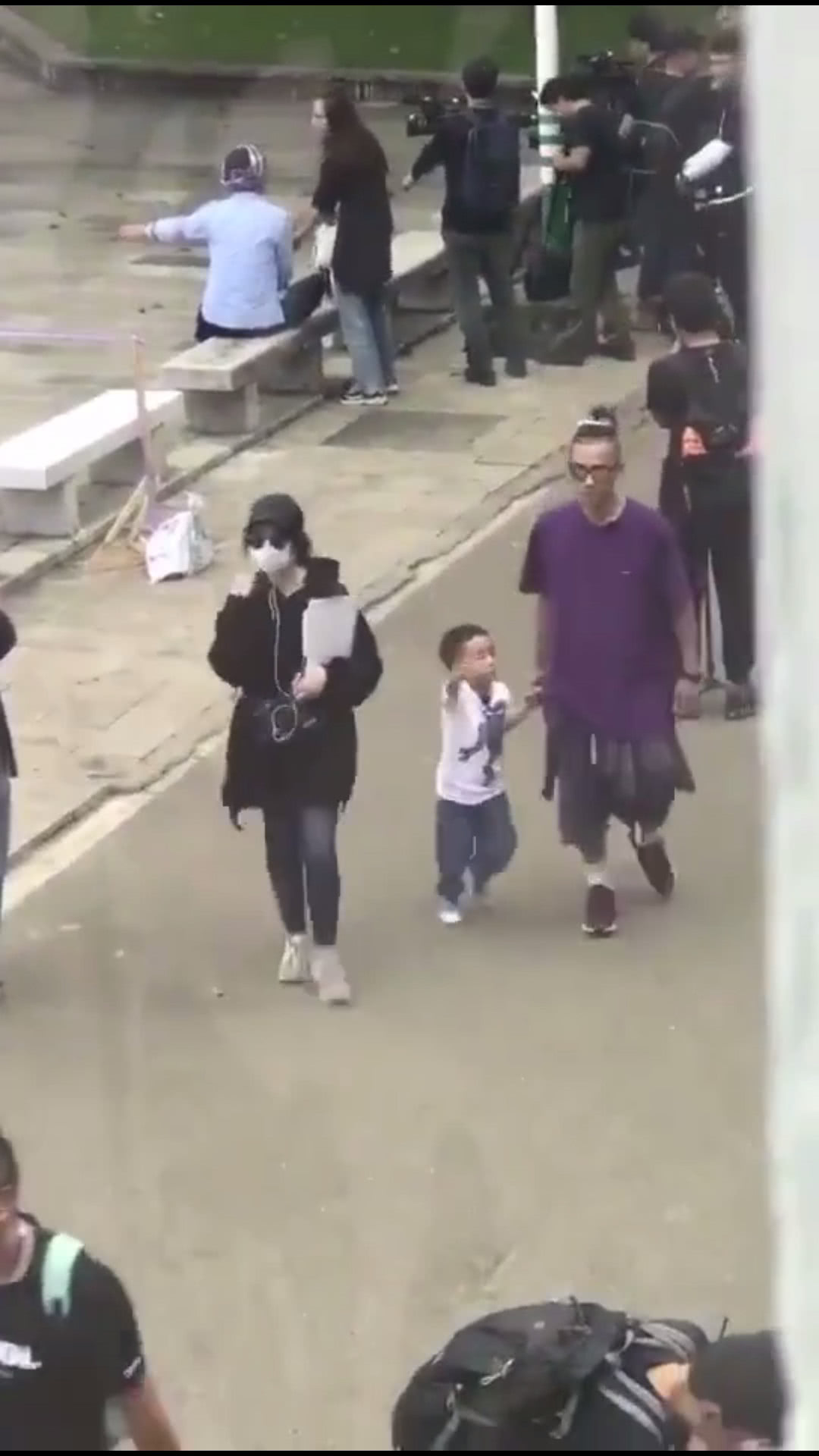 小小春连走带跑求抱抱,春哥看都不看一眼还往动态的图片下载红包搞笑假图片