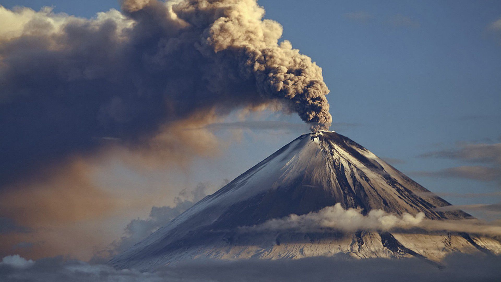 火山爆发，火山口沸腾熔岩飞溅岩浆流淌视频素材,延时摄影视频素材下载,高清3840X2160视频素材下载,凌点视频素材网,编号:471228