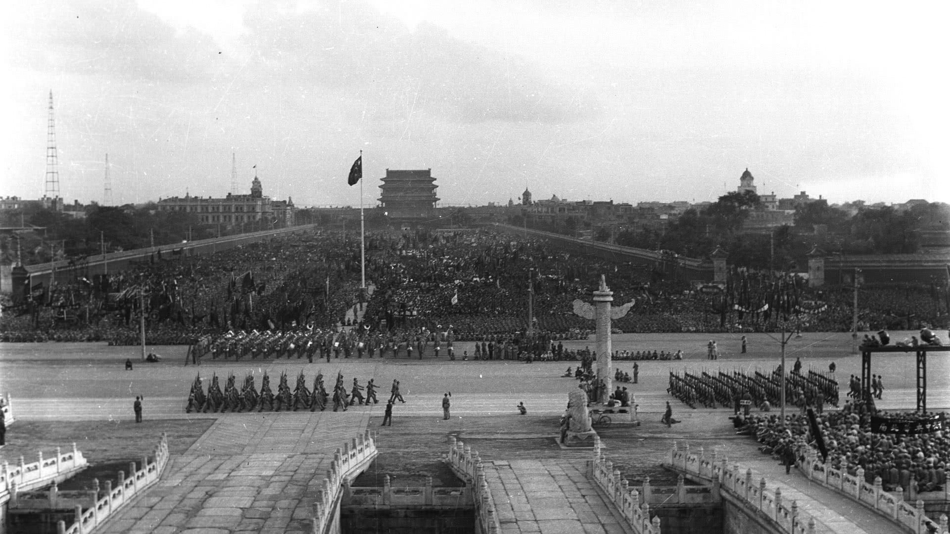 1949年的建国大阅兵,步伐不整齐武器万国牌,眼神却充满杀气