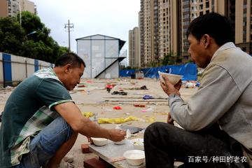 农民工在工地干活多年,手掌毫无感觉,结局却很感人