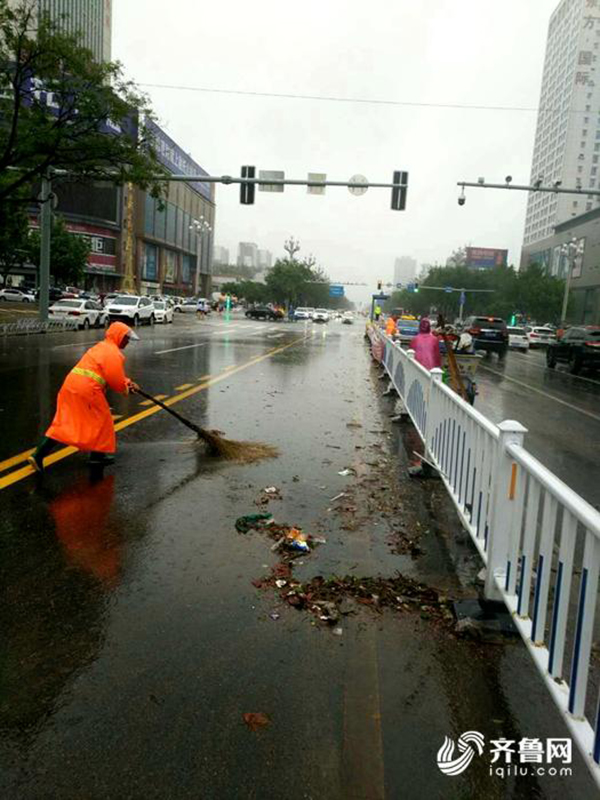 洒水车雨天洒水遭吐槽 当地城管局:清理淤泥垃圾