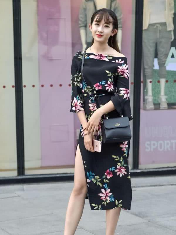 街拍:一身时尚碎花连体裙,小姐姐面容精致美丽大方