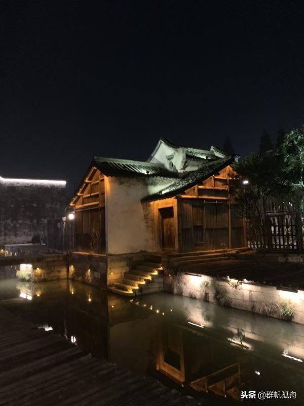 夜里寂寞的老房子似乎在诉说往日的故事