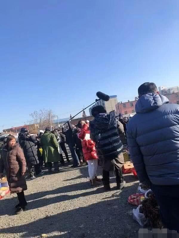 秦岚农村赶大集引大叔大婶围观,街上亲自买吃的毫无架子可言