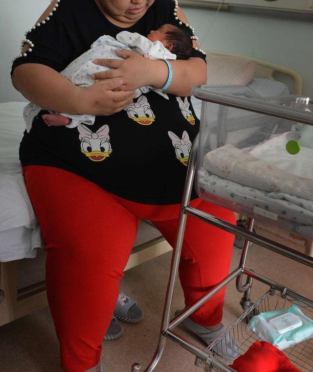 高龄产妇生下巨大儿, 生下来就12斤, 猜猜孩子母亲有多重?