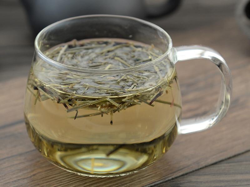 农村一草叫“吸金草”，体内含有黄金，价值极高，晒干了20元一斤