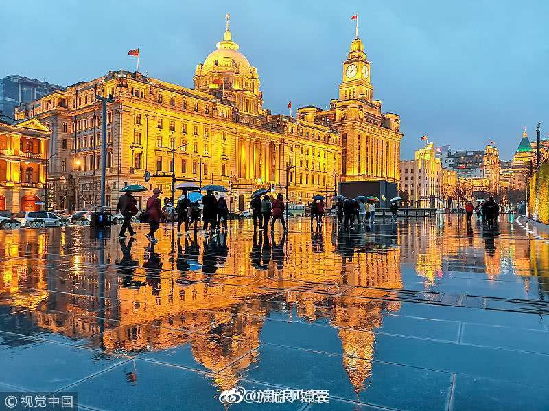 雨夜中上海外滩的迷人倒影