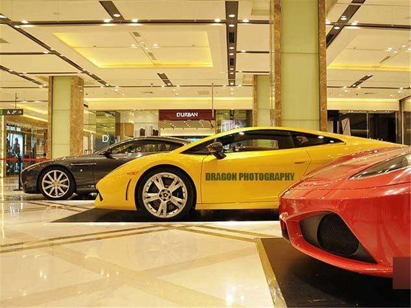 兰博基尼参加超跑展览，车主秀5秒车技撞成废铁，网友：撞壁不成