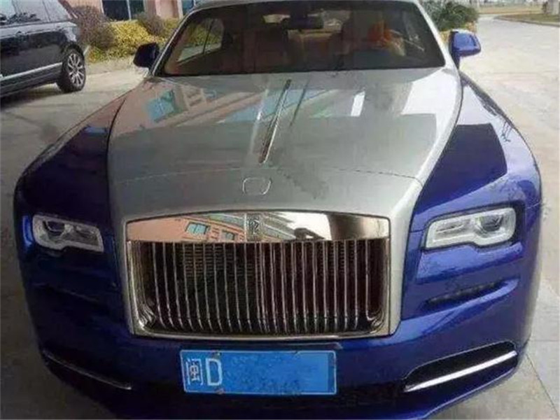 五菱货车怼上百万豪车,车主下车刚想理论,看到五菱车身闭嘴了!