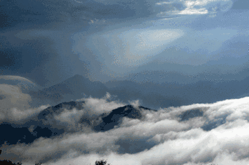 大粮山等景区,受海拔影响,呈现出云雾缭绕,雪松,群山若隐若现的景观