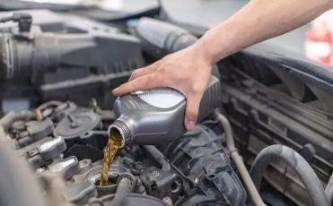 汽车在首保之后，还需要去４Ｓ店高价做保养吗？老司机们会这么做