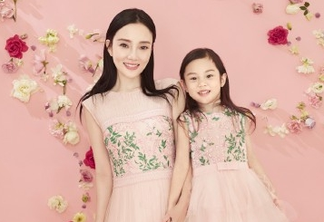 李小璐微博背景更换为结婚照，夫妻一同看女儿演出，难道和好了？