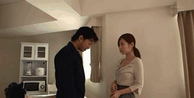 搞笑GIF趣图:我只是按了一下遥控器,闺蜜就成