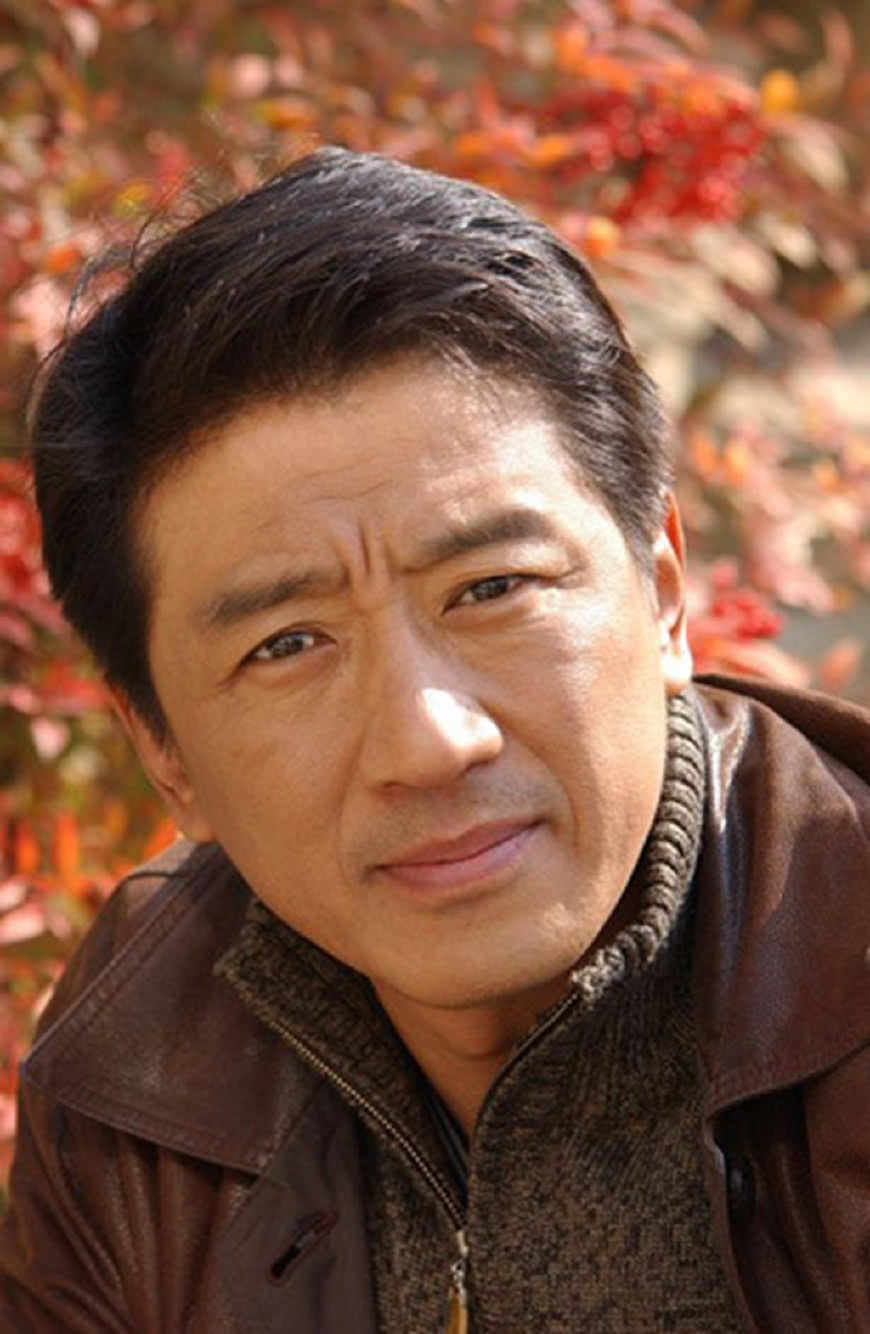 出道多年却被胡歌带红，和妻子恩爱32年，至今零绯闻！
