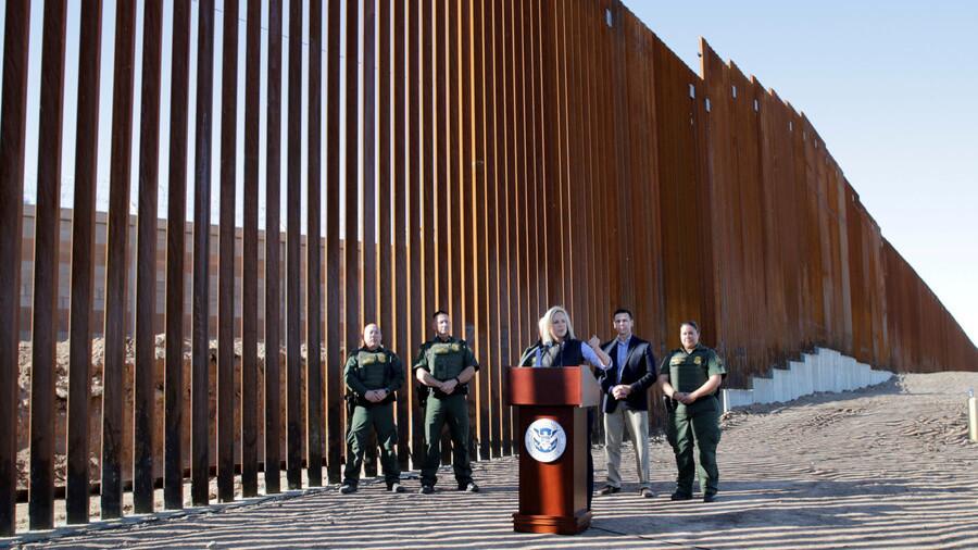 “特朗普总统边境墙”部分完工 新造型被网民玩坏