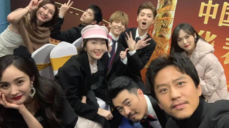 邓超和群星合影杨幂唐嫣站位惹争议杨洋鹿晗同框超有爱