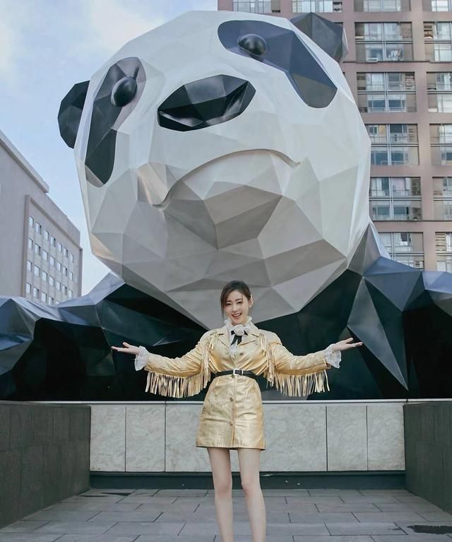 周冬雨三次撞衫张天爱,输了身高 赢了气场,不是