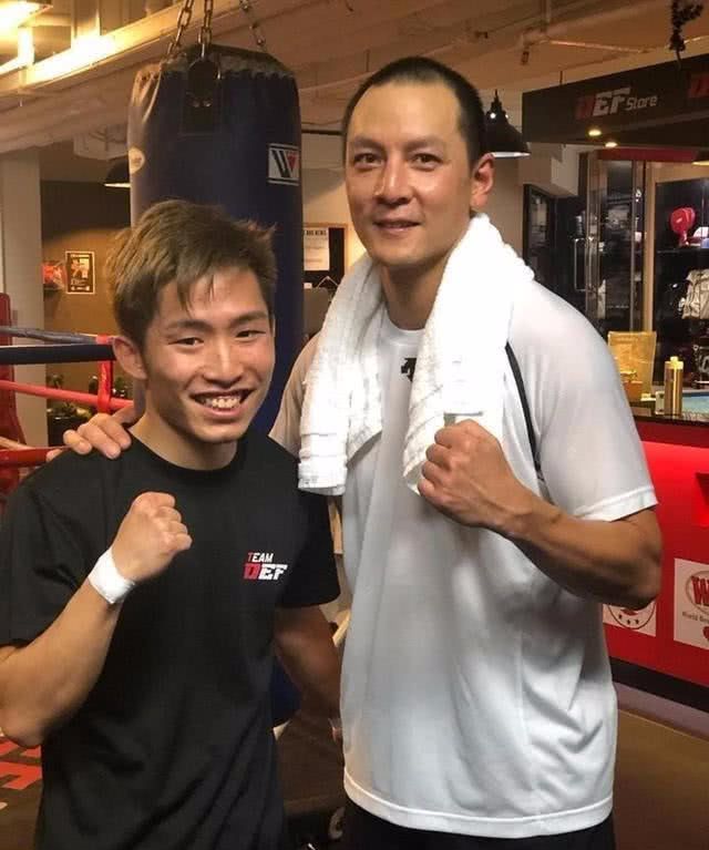 45岁吴彦祖晒近照,发际线后移变M型秃,同框鹿