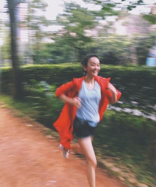 预产期倒数三天!陈意涵挺孕肚爬山爬101层楼梯吓坏粉丝