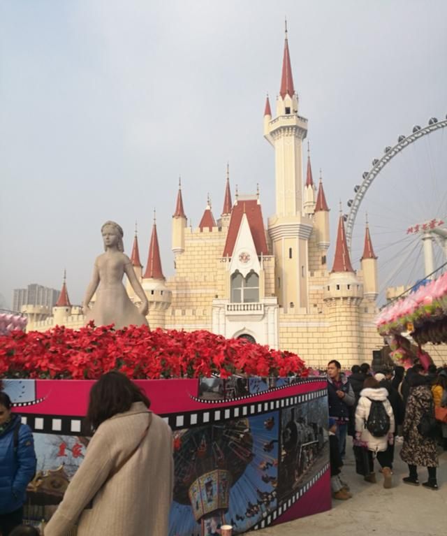 北京石景山游乐园2019年春节的洋庙会很亮眼：中外结合、特色鲜