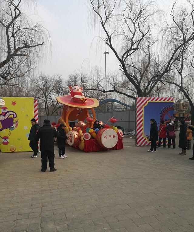 北京石景山游乐园2019年春节的洋庙会很亮眼：中外结合、特色鲜