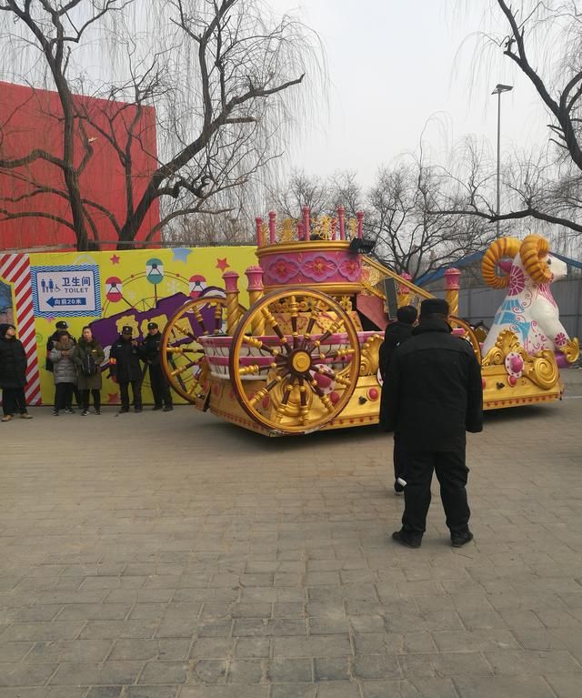 北京石景山游乐园2019年春节的洋庙会很亮眼：中外结合、特色鲜