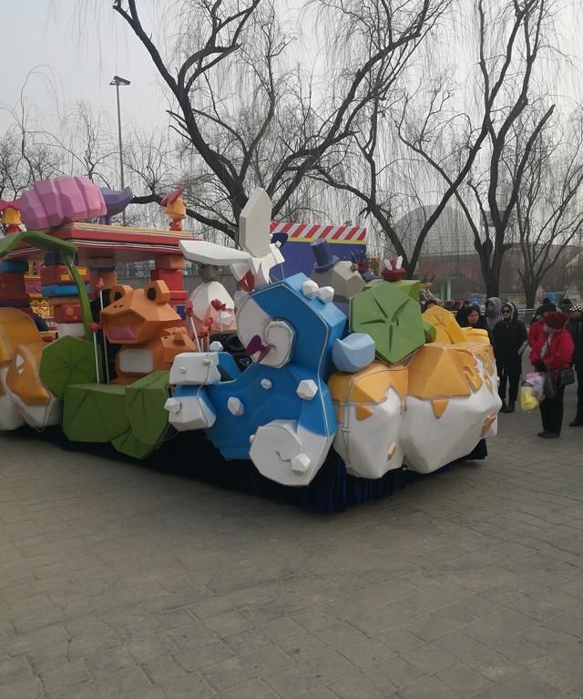 北京石景山游乐园2019年春节的洋庙会很亮眼：中外结合、特色鲜