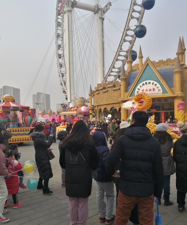 北京石景山游乐园2019年春节的洋庙会很亮眼：中外结合、特色鲜