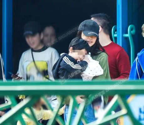baby纯素颜及儿子正面照同时曝光,小海绵颜值超高不输父母
