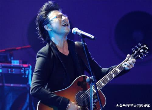 汪峰现身机场, 却被助理“面筋哥”抢镜? 网友: 小跟班更霸气!