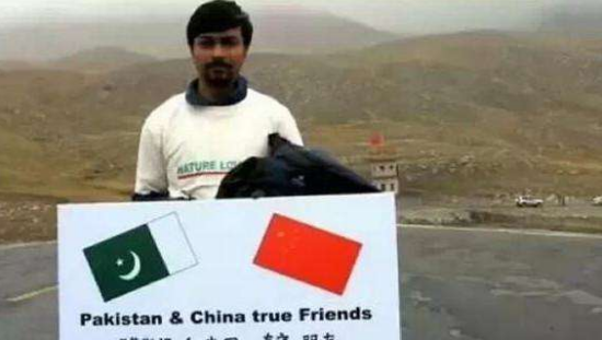 巴基斯坦人在中国吃饭,老板看他满脸纠结,询问后塞给他几百块钱