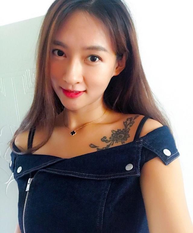 女篮江疏影,胸前和腰纹个性纹身,喜欢真枪实弹