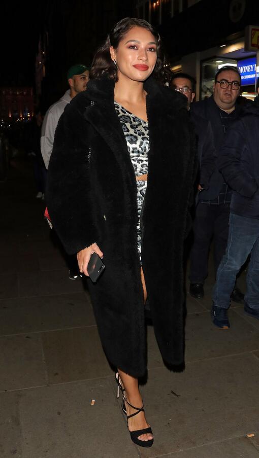 女星凡妮·莎白现身伦敦街头，她的心情看起来不错