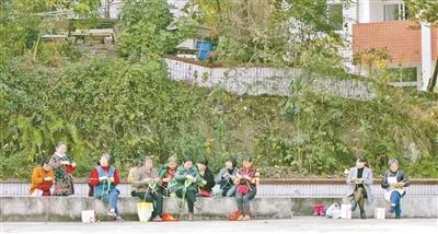 为骗母亲织帽子 她撒了一个谎却感动了很多人