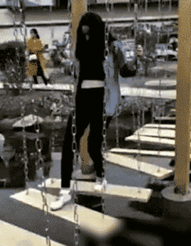 这妹子也是真有才，打个高尔夫，手套都能甩出去！