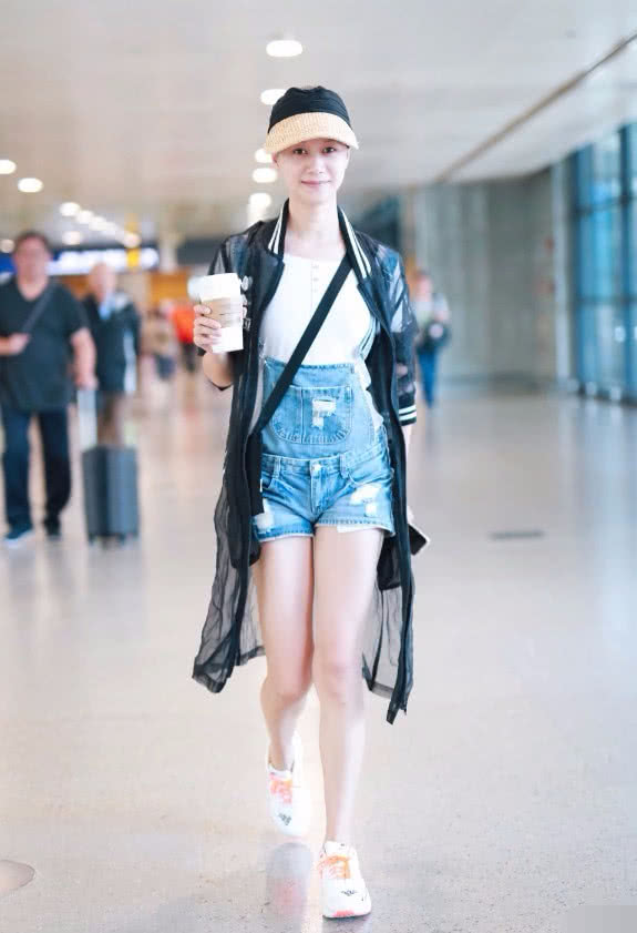 倪虹洁太绝了,40岁穿背带裤嫩回20岁,秀出筷子