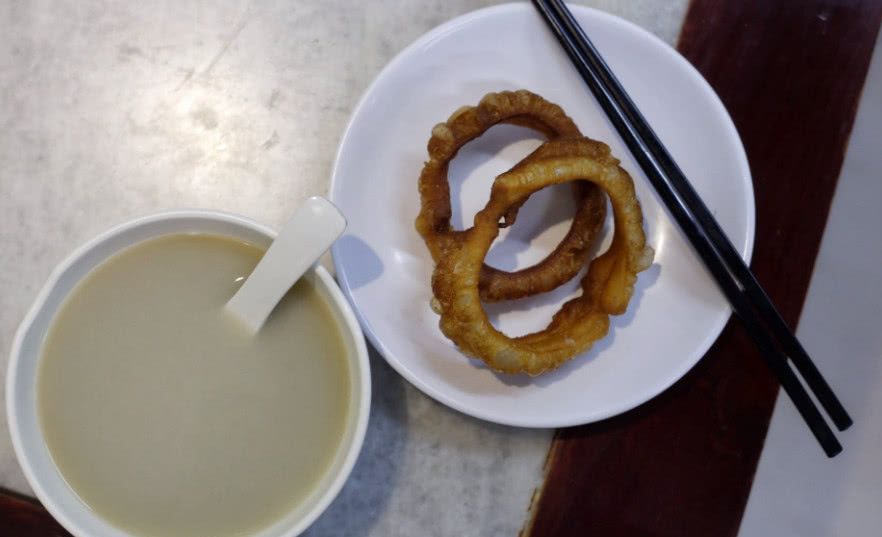 糙老爸做早餐难吃到想吐,儿子亲自露手营养餐,一旁老爸不禁惭愧视频