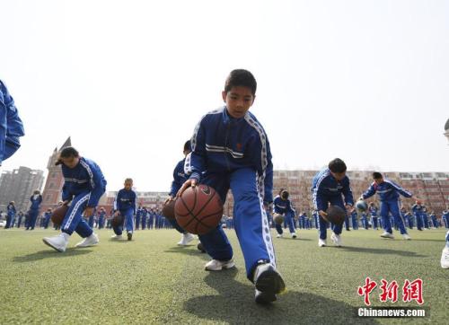 资料图：学习打篮球的学生。张瑶 摄