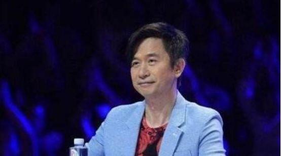 51岁泰国男演员爱上20岁女友,因被嘲像父女转而整容!