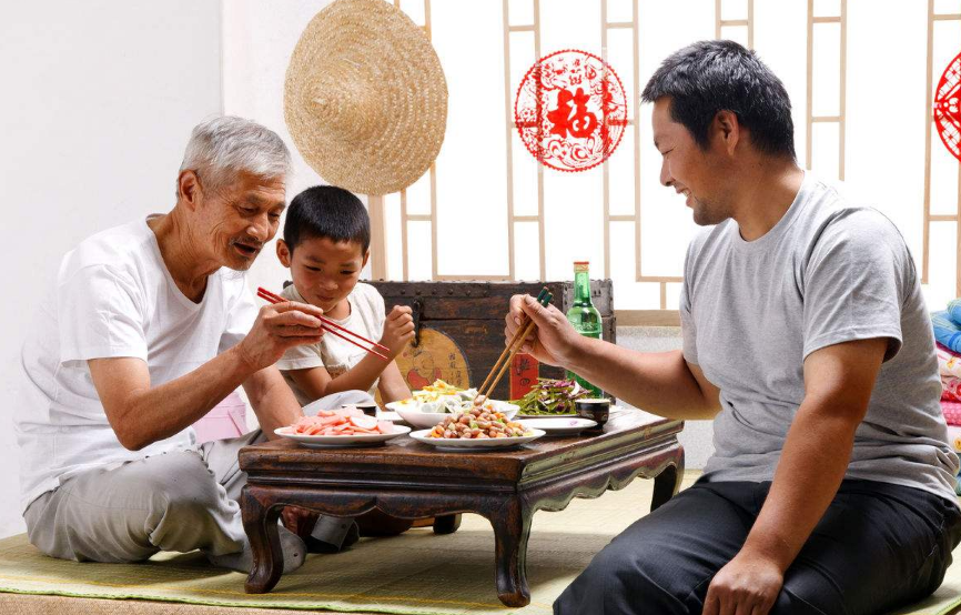 外国人眼中,中国人使用筷子吃饭几大缺点!