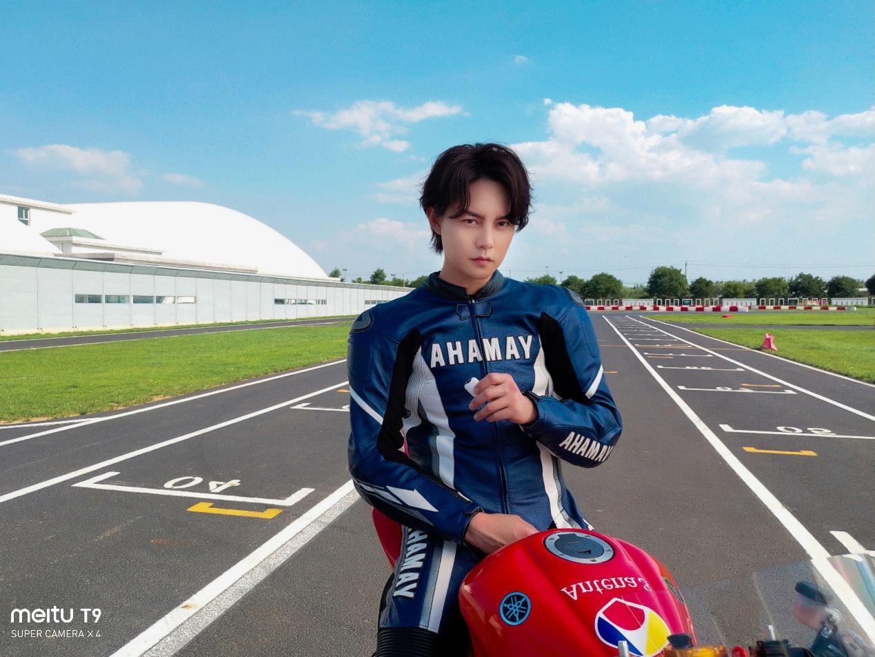 尹正担任美图t9自拍速度官 大放福利晒机车帅照