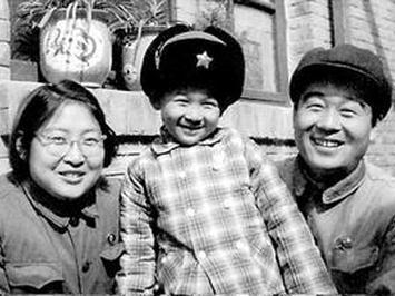 李敏孔令华一家四口珍贵合影,婚后生活简朴低调,丈夫因车祸去世