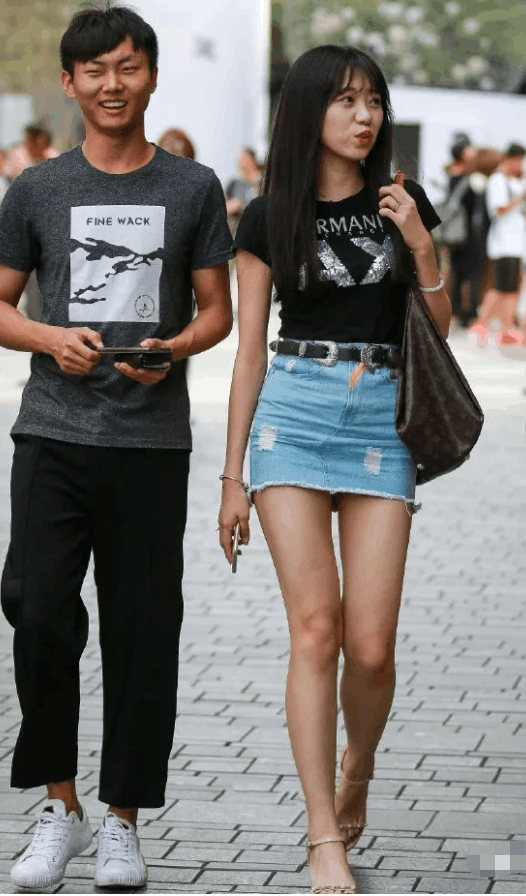 街拍: 清纯美女穿短裙, 比男生还要
