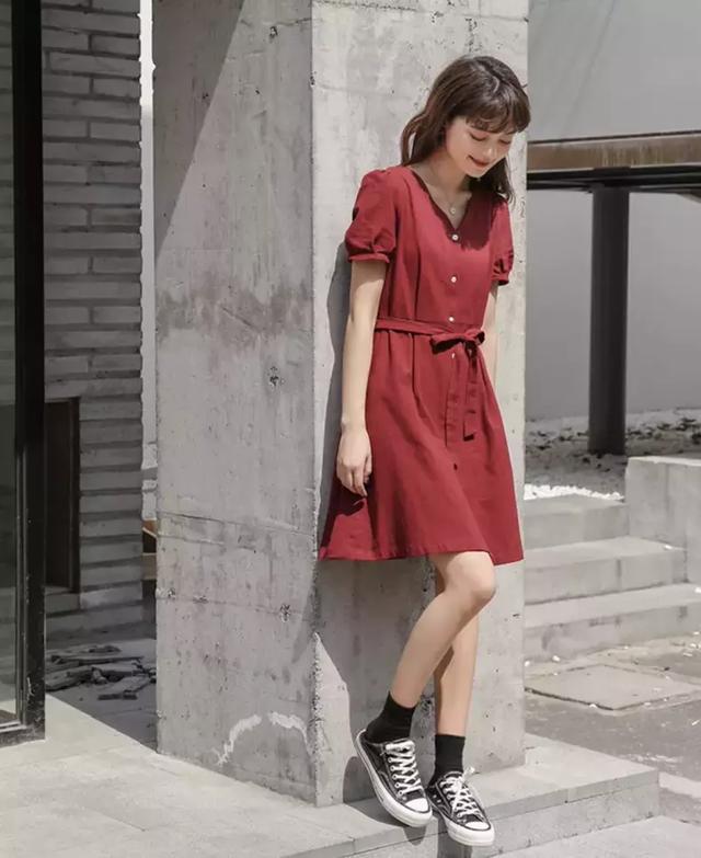 魅力小红裙，演绎热情如火的活力