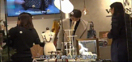 梁咏琪头发越剪越短身材保持佳,与朋友逛街像个