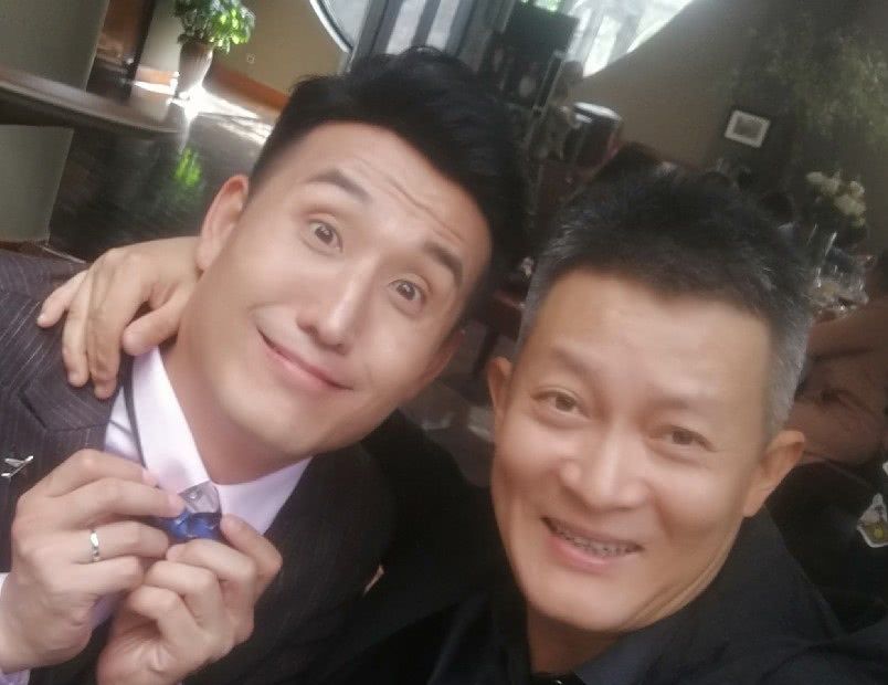 演员杨志刚近况曝光，年仅40岁却两鬓发白，比哥哥郭靖宇还要老