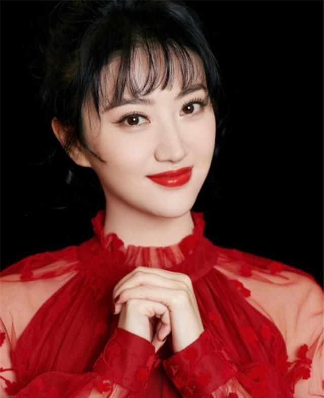 张继科女友景甜,再次登录春晚,一袭红衣美翻了