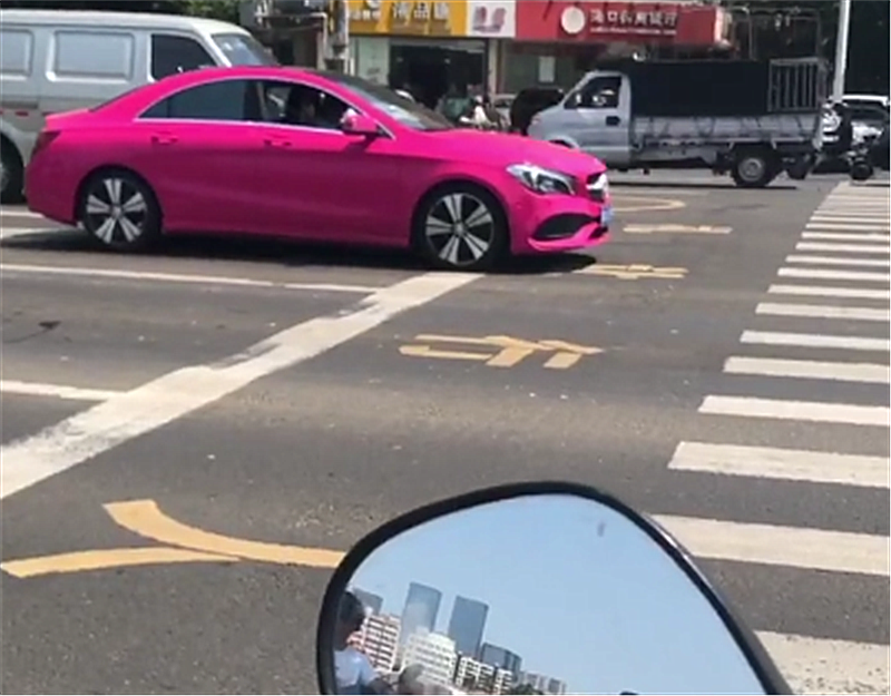 20万“暗粉色”奔驰cla,本以为车主是白富美,结果很意外!