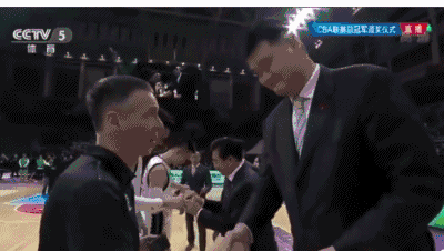 领奖时杨鸣也想要那一束花,姚明及时拦住:给教练组的,你不能拿