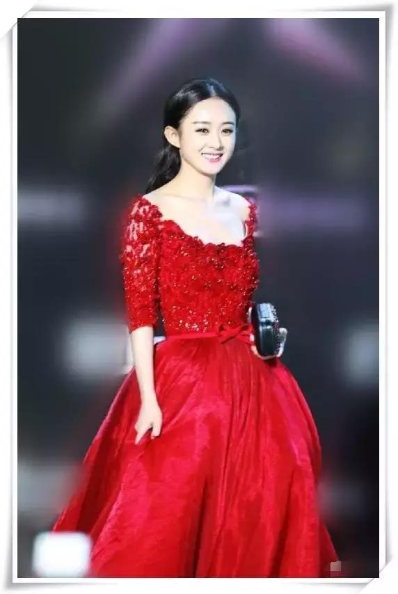 当王丽坤和赵丽颖同穿一件礼服裙,终于知道脸小有多么占优势了!